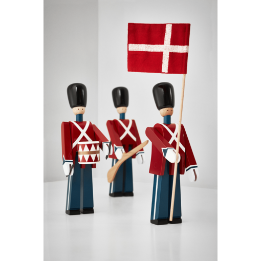 KAY BOJESEN FANEBÆRER LILLE MED TEKSTILFLAG